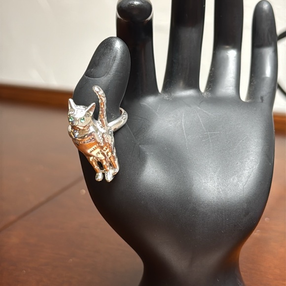 Art Nouveau Style Cat Ring with Peridot eyes
925 Sterling Silver - Picture 9 of 9